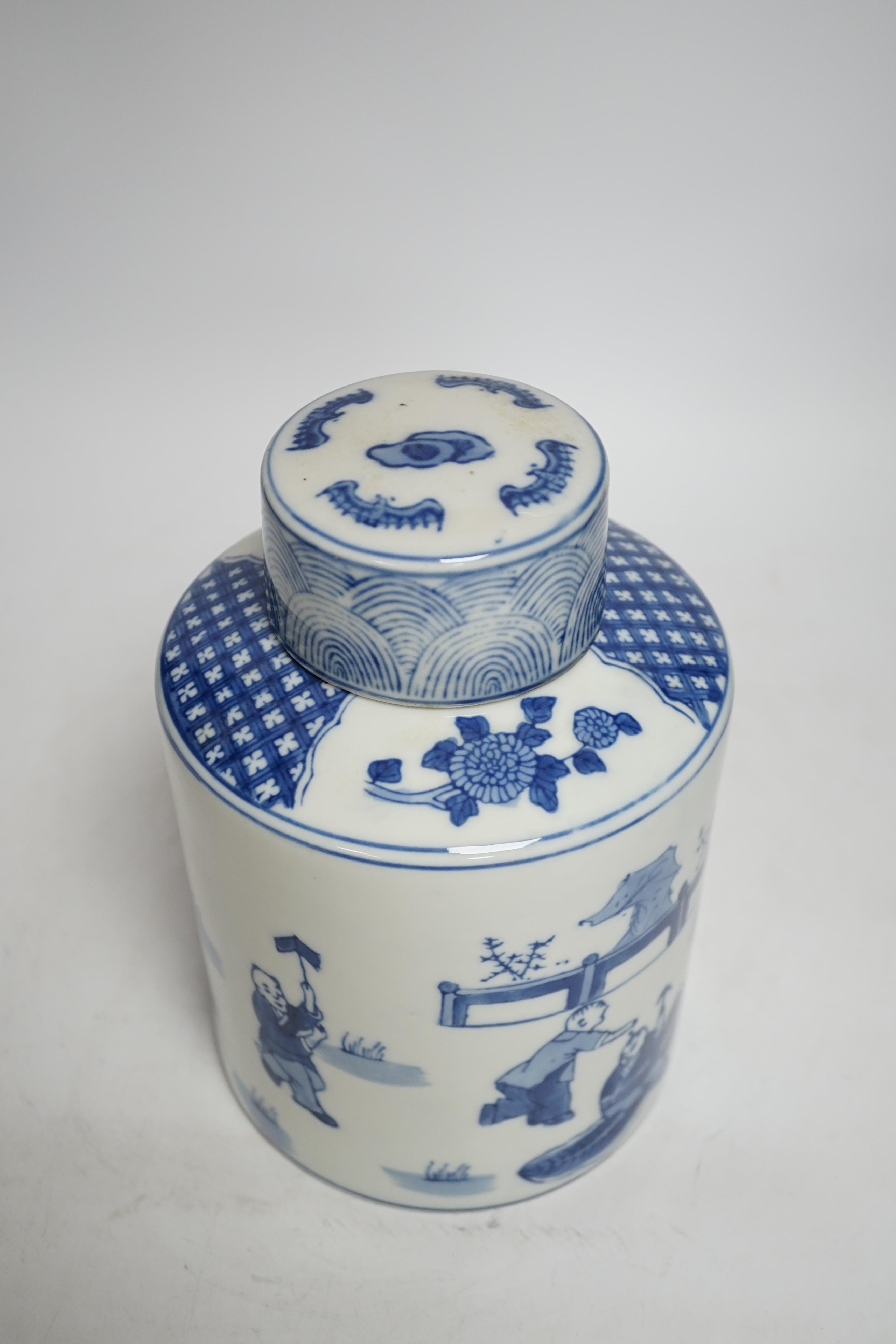 A modern Chinese blue and white jar and cover, 22cm high